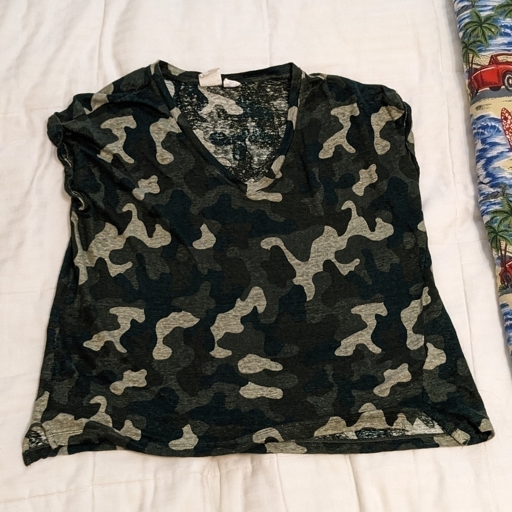 C&C California 100% Linen camouflage print v-neck top size Medium